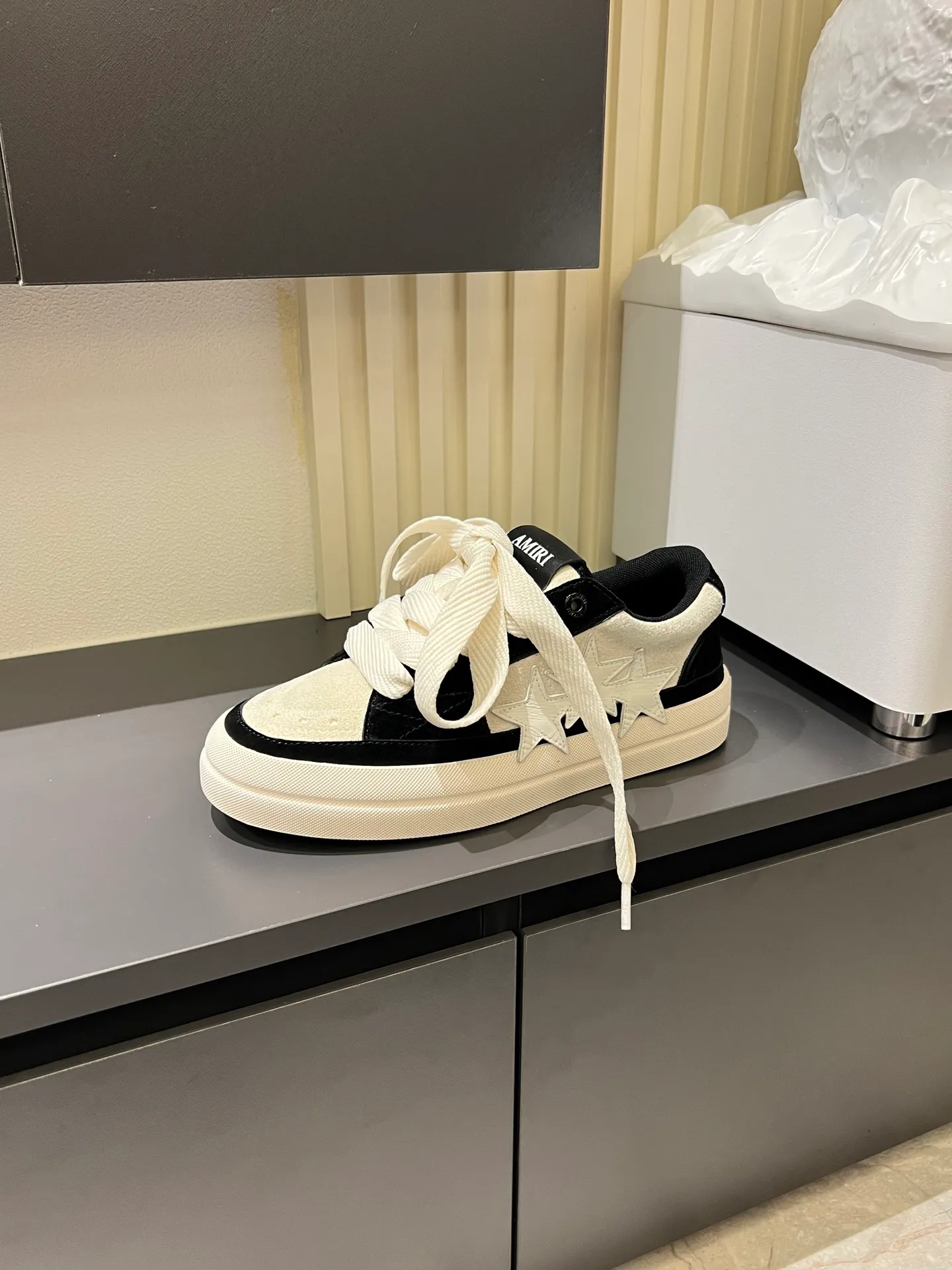 Men's shoes 💰p560 "AMIR*" new men's low-top casual sports sneakers bone shoes, another pair of irresistible bone shoes. Bone shoes are one of AMIRI's most popular items. Made of first-layer cowhide upper. The side bones are made of two cowhide laminations. It has a three-dimensional effect. The leather incisions are all oil-edged. Contrast color design. Simple style. Fashionable sports. Customized metal LOGO nameplate embellished with laces. Exclusive top-quality version. Supports contrast. Breathable mesh lining. The original rubber outsole is a must-have item for daily leisure. It is suitable for various occasions. If you pursue high quality, check it out. It is super cool on the feet and comes with a full set of original packaging! Size: 39-45!